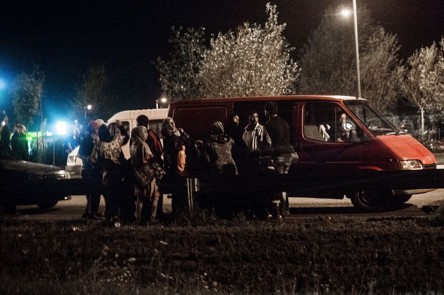 Контрабандист ожидает мигрантов позади заправочной станции на трассе М5 в Венгрии в нескольких километрах от сербской границы.