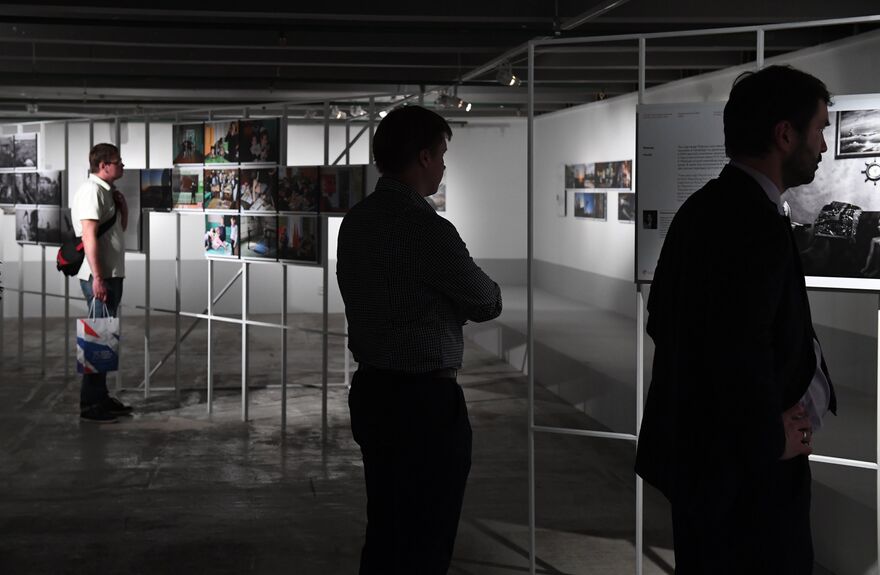 Посетители на выставке победителей и призеров Международного конкурса фотожурналистики имени Андрея Стенина в Москве.