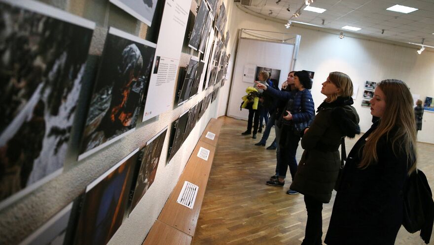 Посетители на выставке победителей Международного конкурса имени Стенина в Краснодарском краевом выставочном зале изобразительных искусств в Краснодаре.