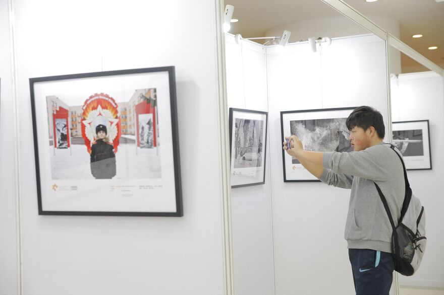 Международный конкурс фотожурналистики им. Андрея Стенина представил избранные работы победителей конкурса 2016 года в Шанхае. Выставка открыта для посетителей с 28 октября по 11 ноября 2016 года в пресс-башне Шанхайской Объединенной медиагруппы.