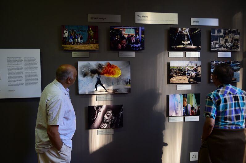Гости на открытии выставки лауреатов конкурса имени Стенина в кейптаунской  галерее Eclectica Contemporary  (ЮАР)