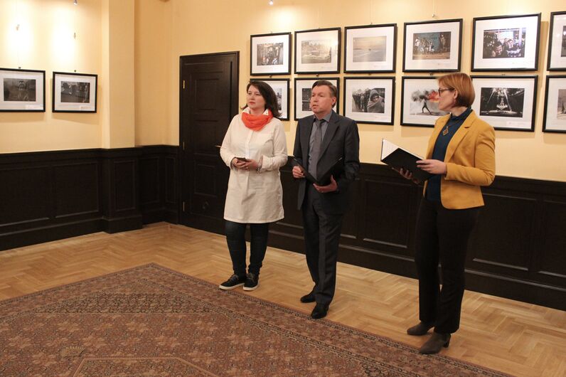 Руководитель службы визуальных проектов МИА Россия сегодня Оксана Олейник (слева) на открытии выставки победителей конкурса имени Андрея Стенина в Будапеште.