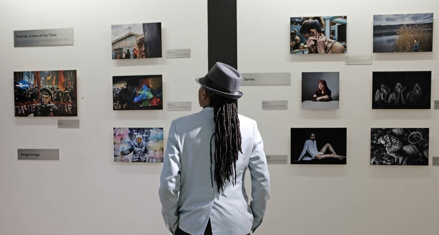 Посетитель выставки работ лучших молодых фотографов мира по версии  конкурса имени Андрея Стенина в Йоханесбурге
