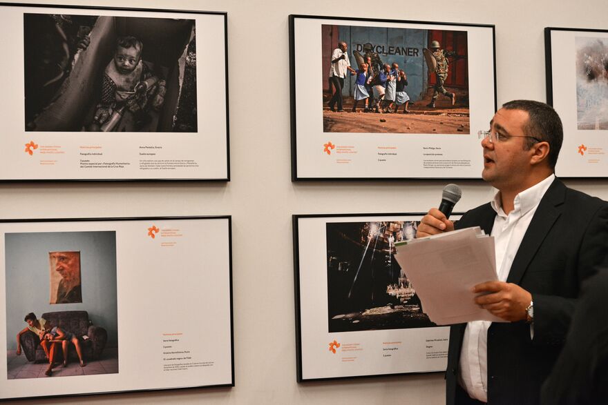 Представитель ФГУП МИА Россия сегодня в Уругвае Олег Вязьмитинов на открытии выставки  конкурса имени Стенина в Мехико.