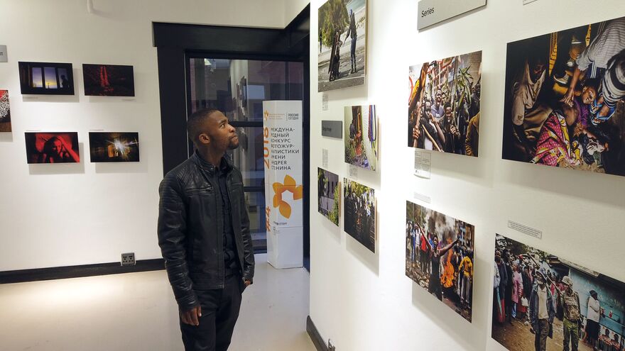 Выставка работ лучших молодых фотографов мира по версии российского конкурса имени Андрея Стенина открылась в южноафриканском Йоханнесбурге в галерее The Market Photo Workshop.