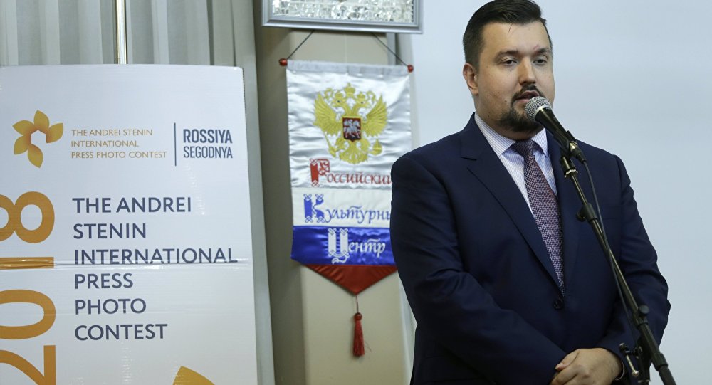 Руководитель представительства Россотрудничества в Израиле Денис Пархомчук выступает на открытии выставки работ победителей Международного конкурса фотожурналистики имени Андрея Стенина в Тель-Авиве. Руководитель представительства Россотрудничества в Израиле Денис Пархомчук выступает на открытии выставки работ победителей Международного конкурса фотожурналистики имени Андрея Стенина в Тель-Авиве.