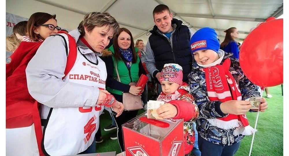 Средства в Фонд жертвуют не только представители ФК «Спартак-Москва», но и болельщики красно-белых. Средства в Фонд жертвуют не только представители ФК «Спартак-Москва», но и болельщики красно-белых.