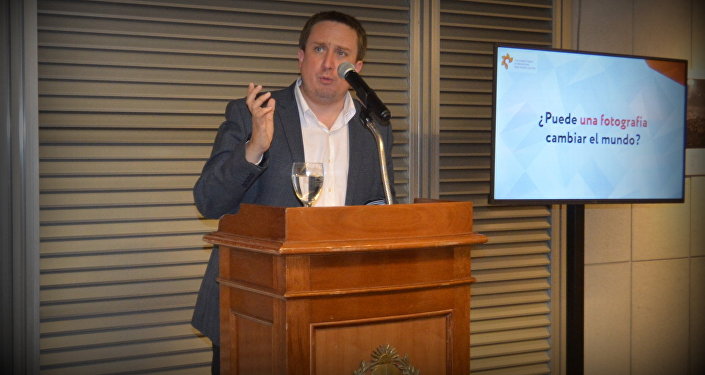 Президент Ассоциации уругвайской прессы (APU) Фабиан Кардосо (Fabian Cardozo) на торжественном открытии выставки фоторабот победителей международного конкурса фотожурналистики имени Андрея Стенина в парламенте Уругвая, 05/06/2019 Президент Ассоциации уругвайской прессы (APU) Фабиан Кардосо (Fabian Cardozo) на торжественном открытии выставки фоторабот победителей международного конкурса фотожурналистики имени Андрея Стенина в парламенте Уругвая, 05/06/2019