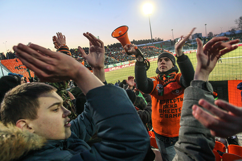 Russian hooligans. Павел Волков фотограф футбольные болельщики. Амкар кричалки. Субкультура футбольных фанатов фото кузьмичей. Организованные группы футбольных фанатов 7 букв.