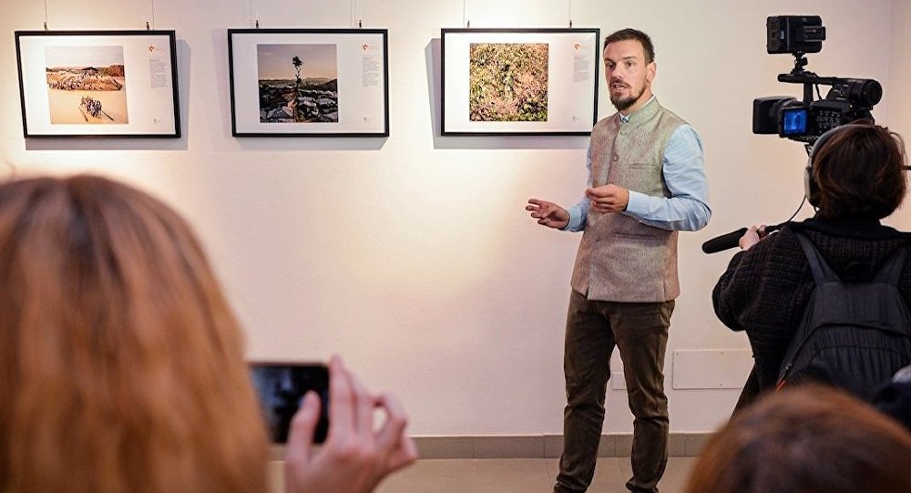 Фотограф Габриэле Чеккони, обладатель Гран-при Международного конкурса фотожурналистики имени Андрея Стенина, на открытии выставки победителей конкурса в художественной галерее Cascina Roma в Сан-Донато-Миланезе. Открытие выставки победителей конкурса им. А. Стенина в Италии