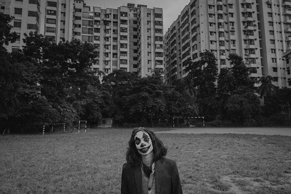 Косплеер в костюме Джокера, Бангладеш A Bangladeshi cosplayer in a Joker costume