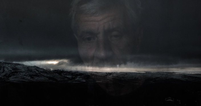 Кадр из серии "Paradise Lost" ("Потерянный рай"). Акоп Терсян смотрит в окно своего дома в городе Лачин. Кадр из серии "Paradise Lost" ("Потерянный рай"). Акоп Терсян смотрит в окно своего дома в городе Лачин.
