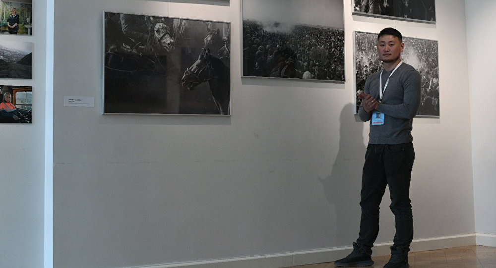 Фотограф Табылды Кадырбеков на открытии  международной выставки "Я здесь живу" в Государственном Эрмитаже, Санкт-Петербург.