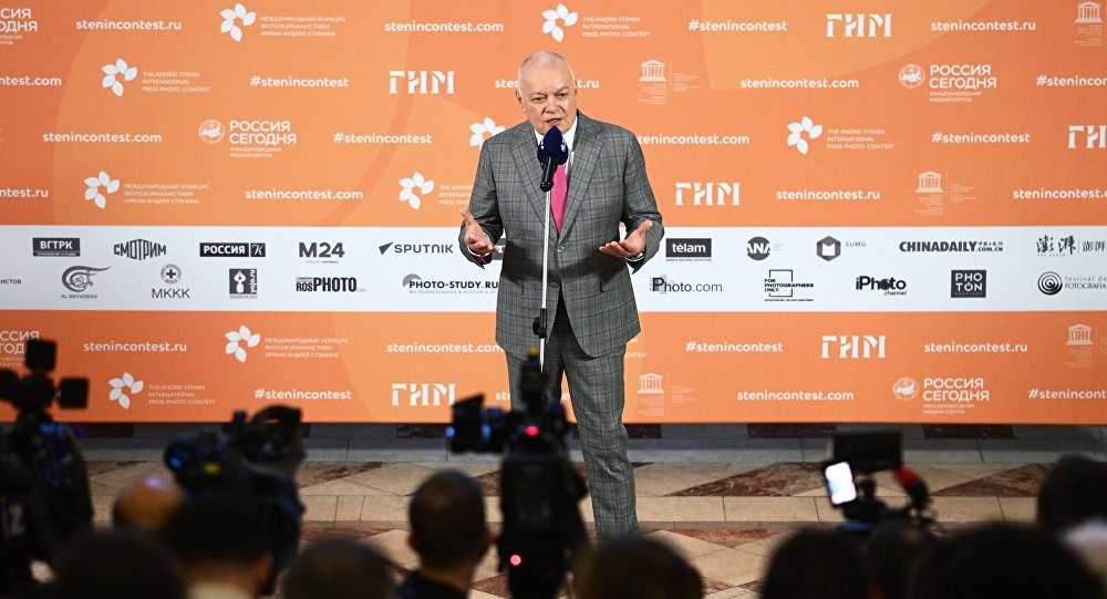Генеральный директор медиагруппы "Россия сегодня" Дмитрий Киселев выступает на открытии выставки. 