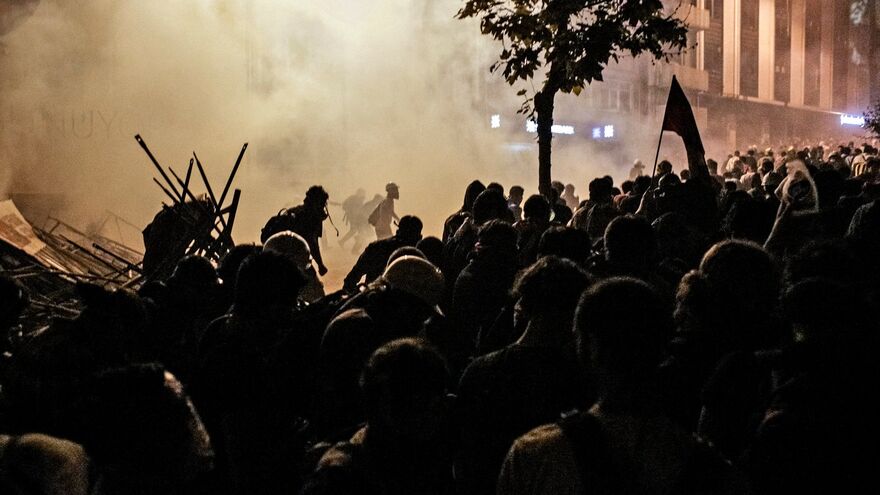 Протестующие во время столкновения с сотрудниками полиции в районе Бешикташ возле площади Таксим в Стамбуле.