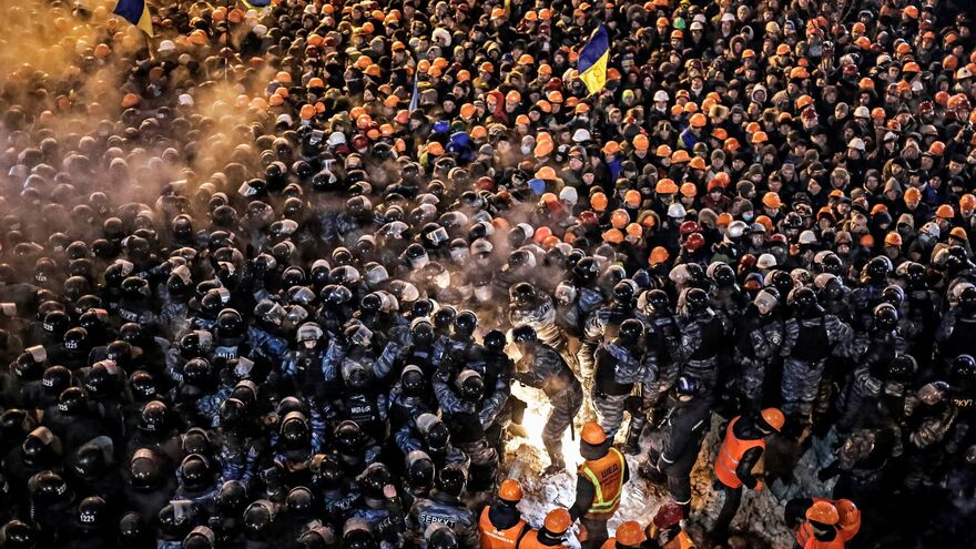 Сотрудники спецподразделения милиции Беркут и коммунальных служб во время штурма лагеря сторонников евроинтеграции на площади Независимости в Киеве.