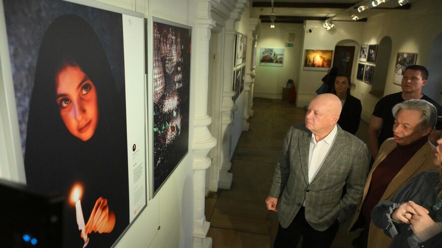 Генеральный директор медиагруппы Россия сегодня Дмитрий Киселев осматривает выставку