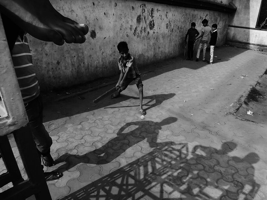Дети играют в крикет  на улицах Калькутты.