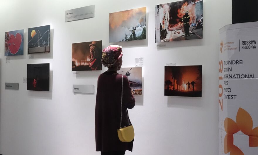 Выставка работ лучших молодых фотографов мира по версии российского конкурса имени Андрея Стенина открылась в южноафриканском Йоханнесбурге.  