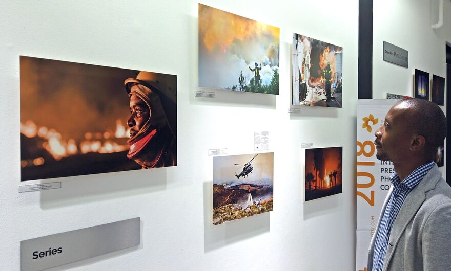  Выставка работ лучших молодых фотографов мира по версии российского конкурса имени Андрея Стенина открылась в южноафриканском Йоханнесбурге в галерее The Market Photo Workshop. 
