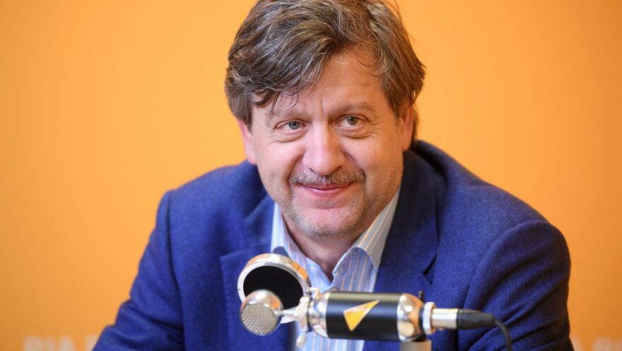 Председатель Фонда Спартак - Детям Андрей Федун дает интервью в студии радио Sputnik в Москве.