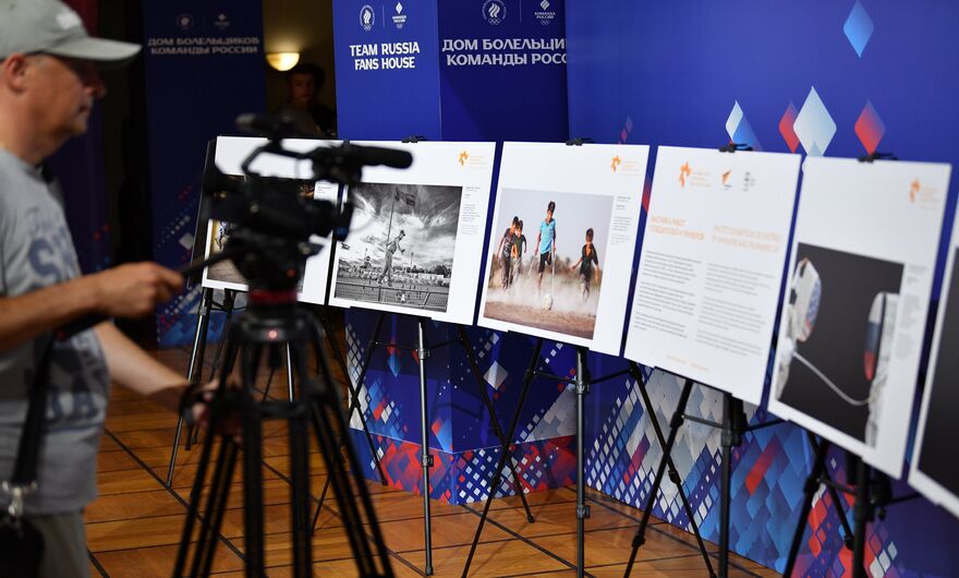 Выставка работ Международного конкурса фотожурналистики имени Андрея Стенина в номинации Спорт открылась в Доме болельщиков команды России на II Европейских Играх  