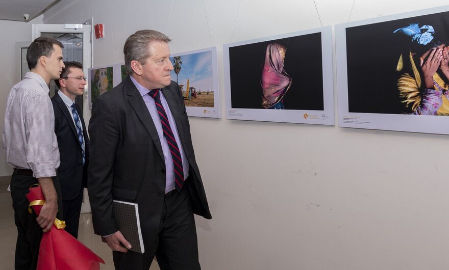 Посол России в Индии Николай Кудашев (справа) на выставке победителей Международного конкурса фотожурналистики имени Андрея Стенина в галерее AIFACS Gallery в Нью-Дели.