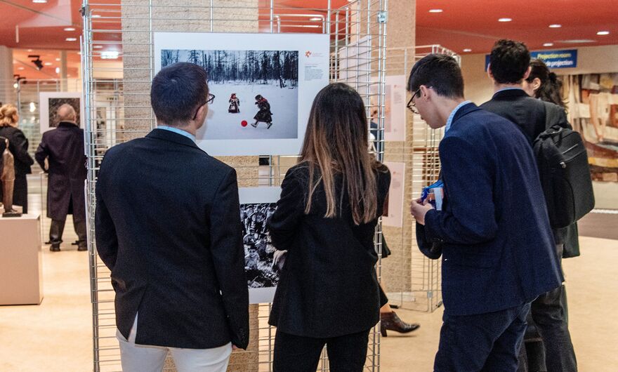 Посетители на выставке работ победителей Международного конкурса фотожурналистики имени Андрея Стенина в здании Европейского совета в Страсбурге. 