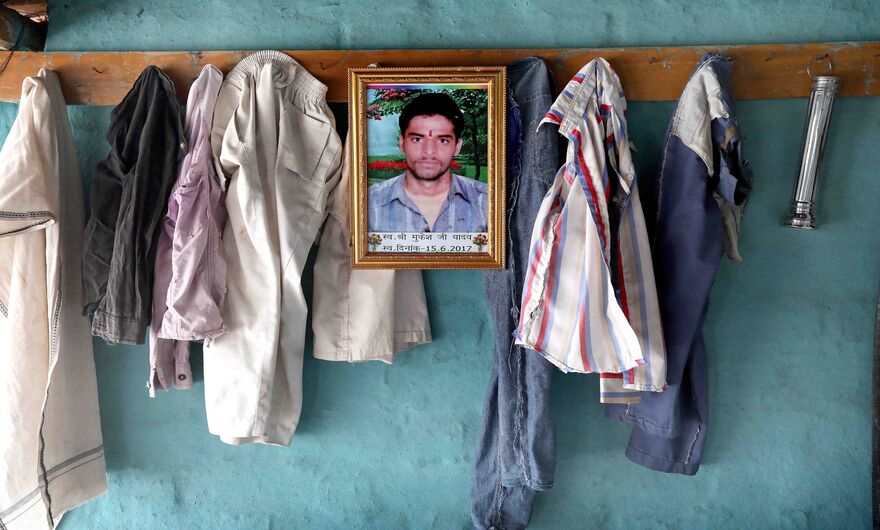 Портрет фермера Мукеша Ядава, 19 лет, совершившего самоубийство в год засухи.