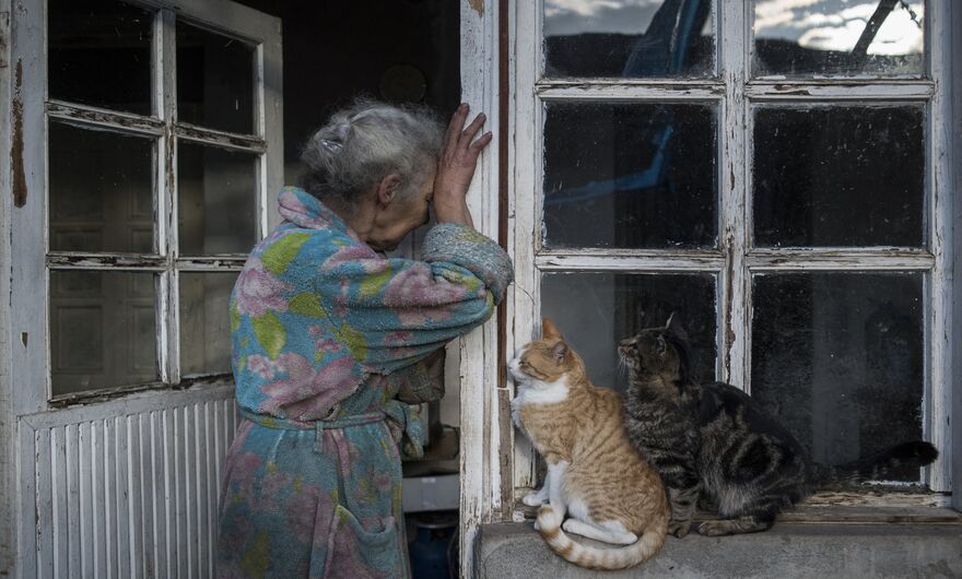 Кадр из серии Paradise Lost (Потерянный рай). Абовян Асмик (69) плачет в дверях своего дома в селе Неркин Сус, Нагорный Карабах.