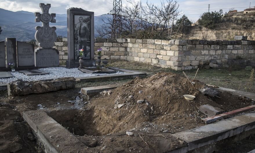 Кадр из серии Paradise Lost (Потерянный рай). За время конфликта в Нагорном Карабахе погибли более четырех тысяч человек. Раскопаная могила. Некоторые жители покидая свои дома забирали останки родственников для перезахоронения в Армении. Город Лачин, Нагорный Карабах.