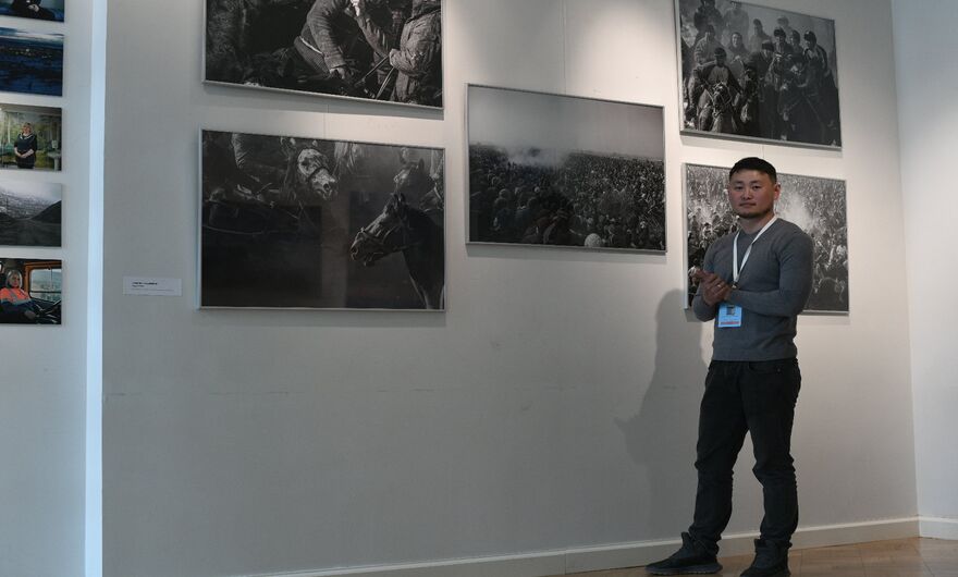 Фотограф Табылды Кадырбеков на открытии  международной выставки Я здесь живу в Государственном Эрмитаже, Санкт-Петербург.