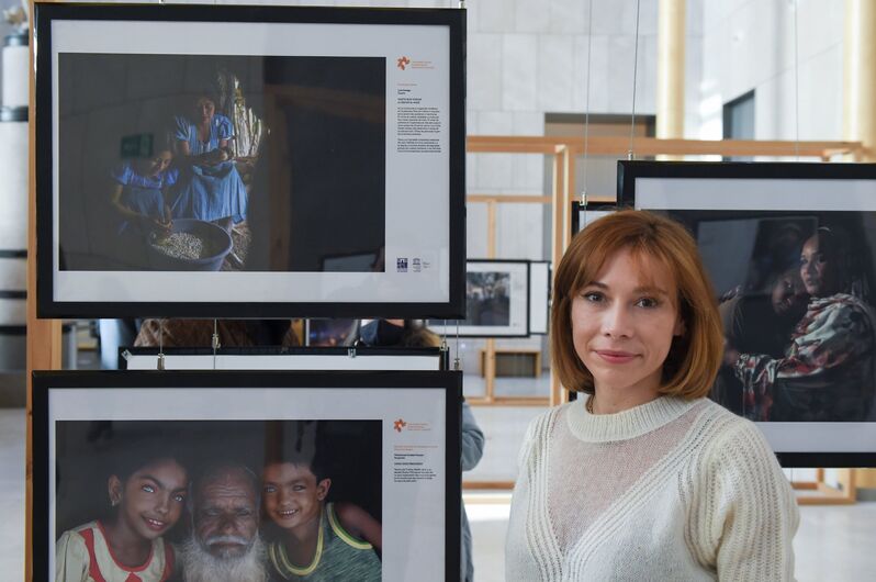 Испанский фотограф Лис Аранго, удостоенная особой отметки жюри, на церемонии открытия выставки победителей Международного конкурса фотожурналистики имени Андрея Стенина 2021 в Музее истории Мадрида.