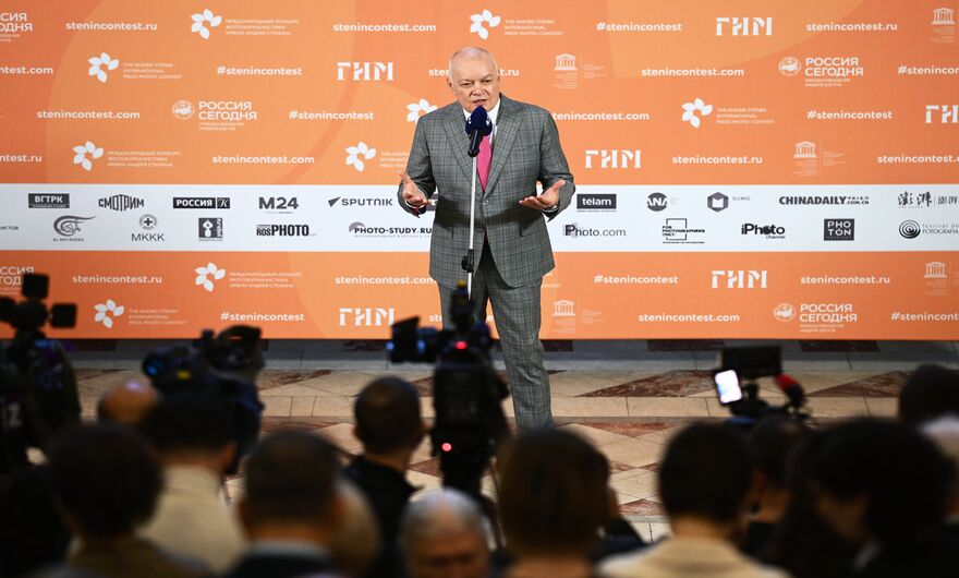 Генеральный директор медиагруппы Россия сегодня Дмитрий Киселев выступает на открытии выставки. 