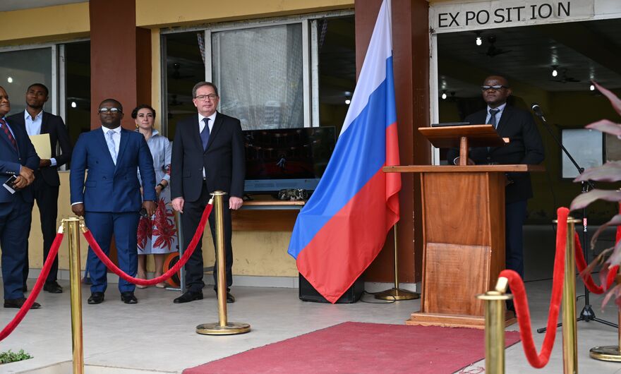 Посол России в ДРК Алексей Сентебов на открытии выставки.